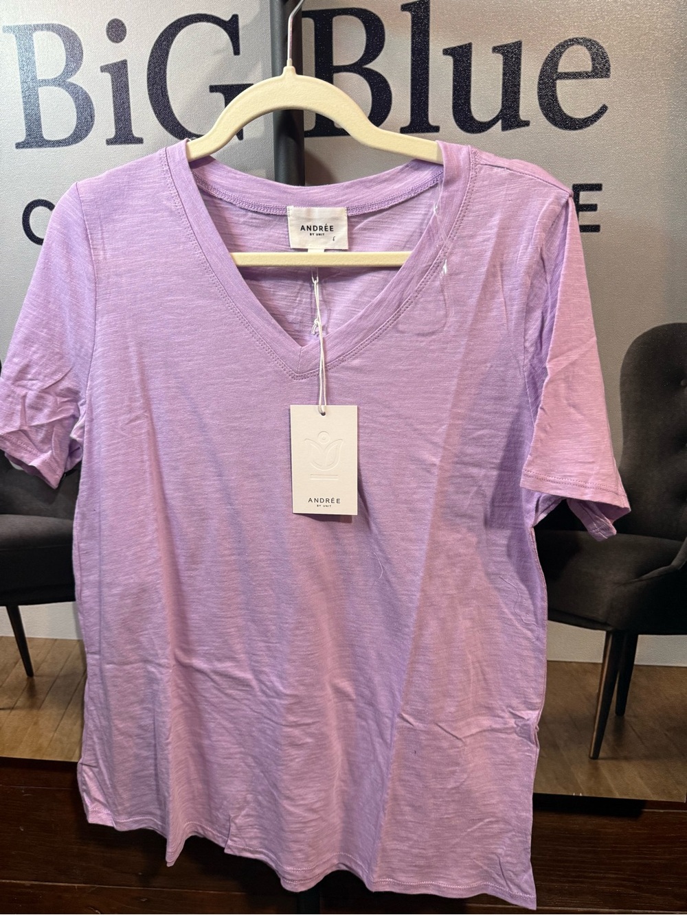 ANDREE BY UNIT Lavender V-Neck Tee
